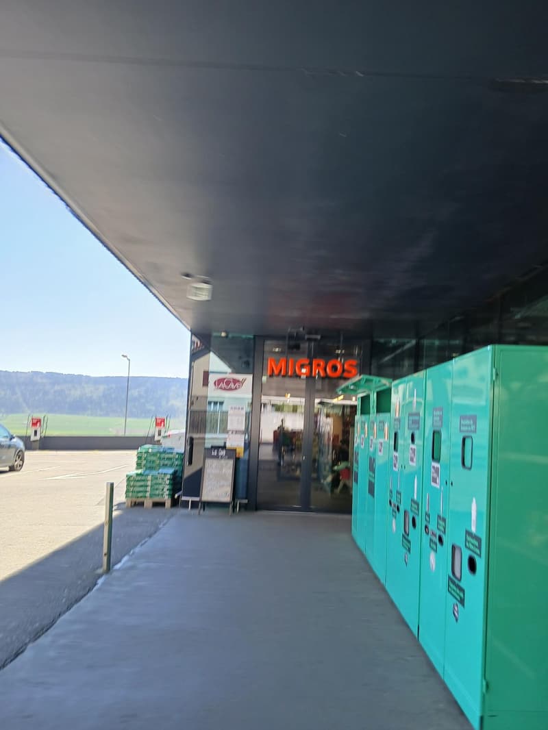 Negozio di 49m2 nel centro commerciale Migros di Cernier (1)