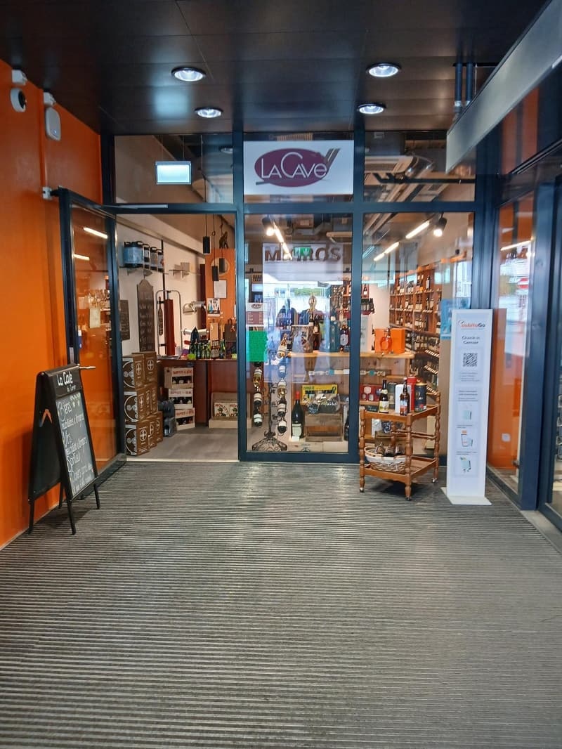 Negozio di 49m2 nel centro commerciale Migros di Cernier (2)