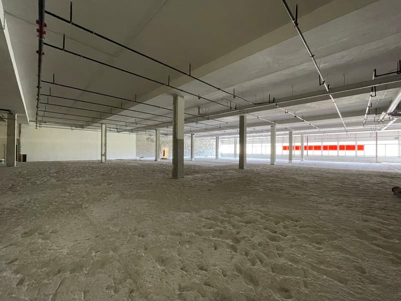 Surface commerciale spacieuse de 1'503m² à Marin – Accessibles et bien desservis (4)