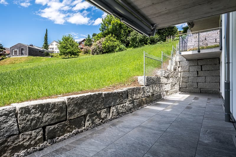 Modern 3.5-room apartment in Oberhelfenschwil – New building with seating area and magnificent view (5)