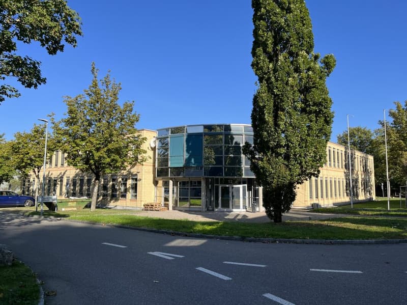 Uffici situati centralmente a Ittigen (2)