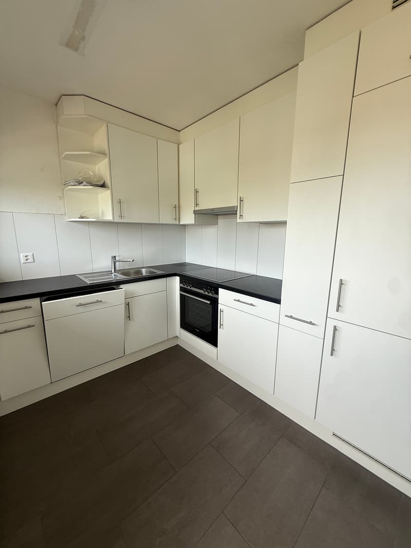 Bright 3.5-room apartment with balcony and great view in Rümlang (2)