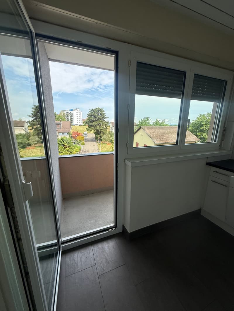 Helle 3.5-Zimmer-Wohnung mit Balkon und toller Aussicht in Rümlang (3)
