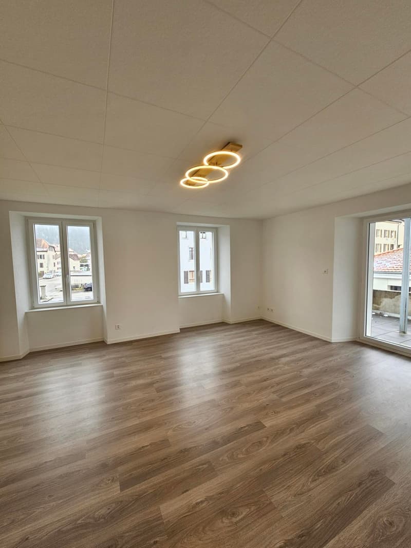 empty room, wooden floor, white walls, three windows, sliding glass door