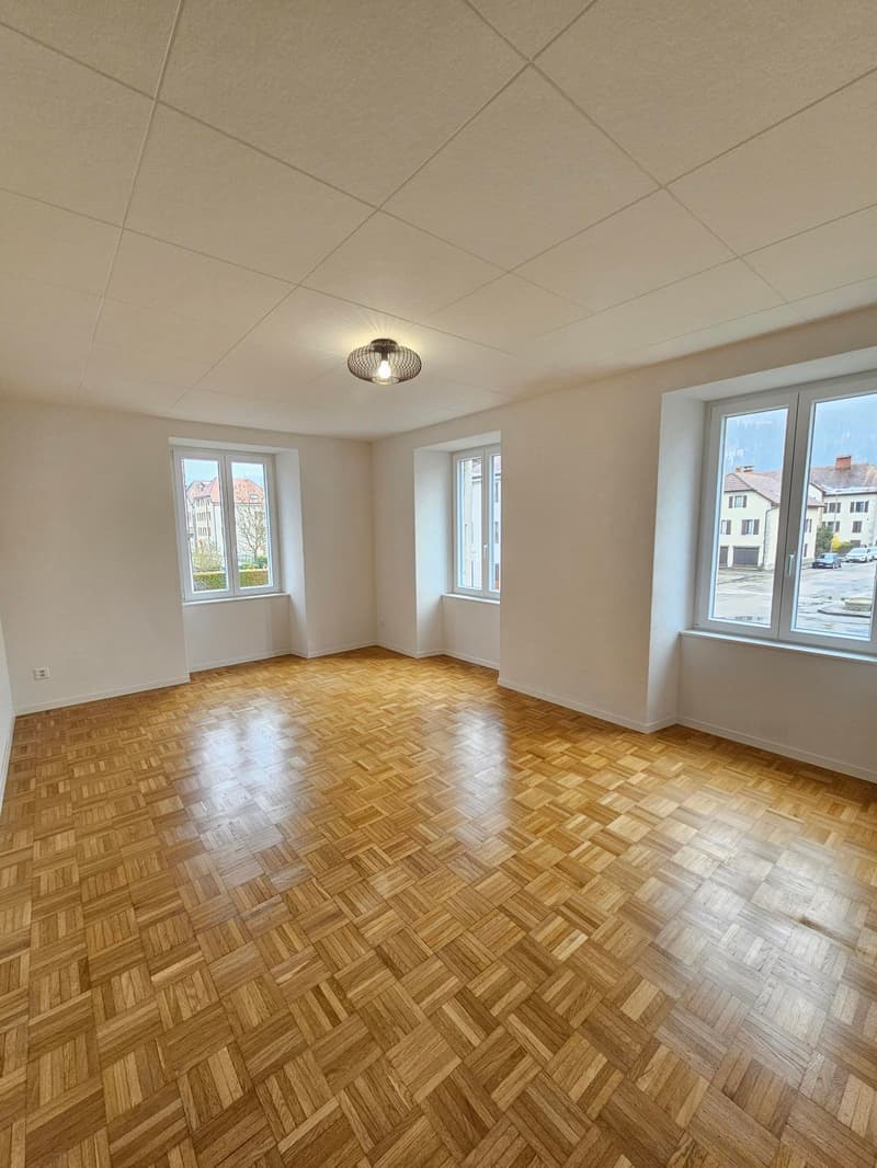 empty room, wooden floor, white walls, three windows, ceiling light