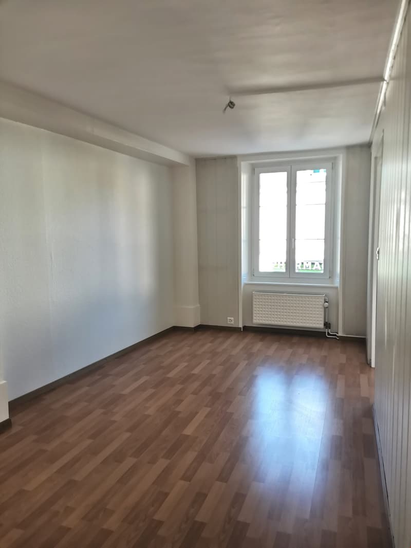 empty room, wooden floor, white walls, window, radiator