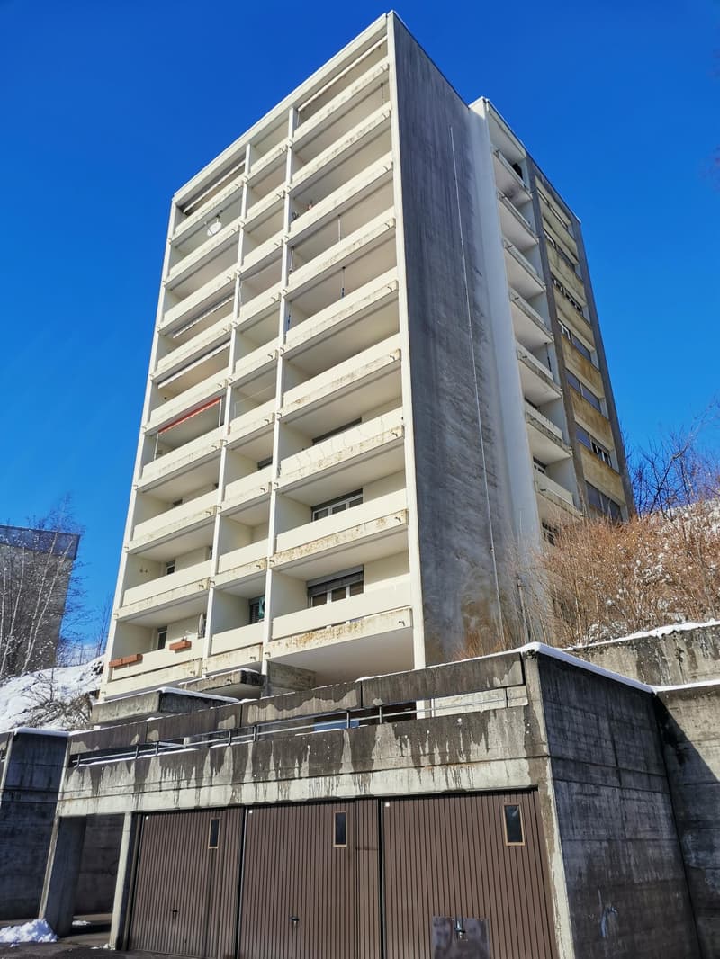 In Renovierung - 4-Zimmer-Wohnung mit Balkon und schöner Aussicht (3)