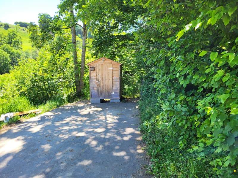 Parkplatz mit Schöpfli direkt bei der Liegenschaft