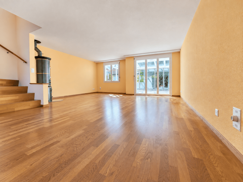 Wohn- und Essbereich mit restauriertem & antikem Holzofen