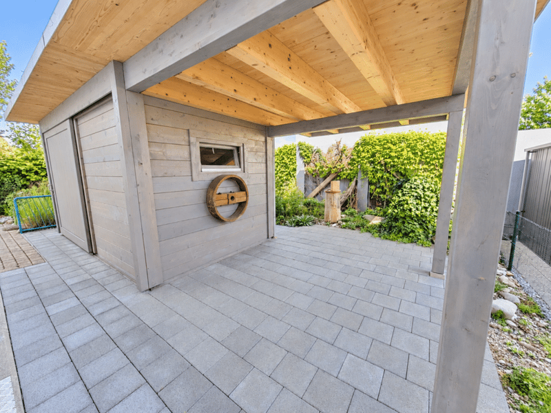 Gartenhaus mit überdachtem Terrassensitzplatz