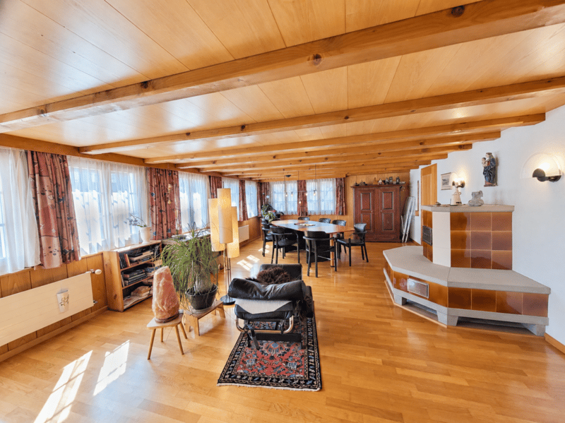 1. OG: 5.5-Zimmer-Wohnung Wohn-& Essbereich mit Sitzofen