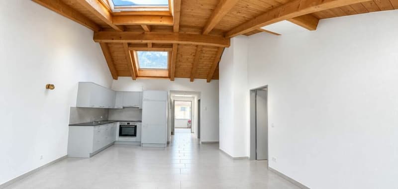 Grosszügige 3½-Zimmer-Dachwohnung mit viel Charme in Domat/Ems (2)