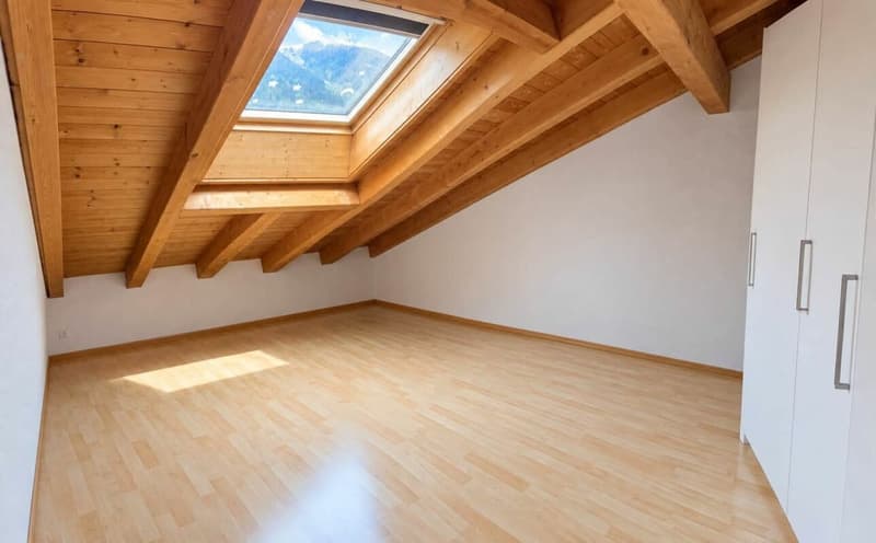 Grosszügige 3½-Zimmer-Dachwohnung mit viel Charme in Domat/Ems (5)