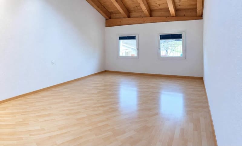 Grosszügige 3½-Zimmer-Dachwohnung mit viel Charme in Domat/Ems (4)
