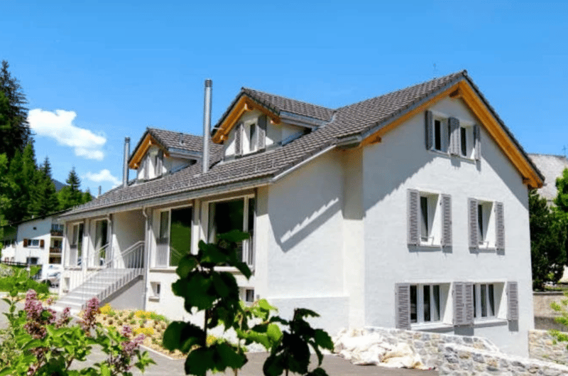 Exklusives Zweihaus-Anwesen mit vier Garagenplätzen und historischem Gewölbekeller in Churwalden (1)