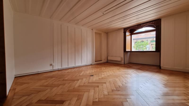 Splendid 15th-century historic building with commercial space and apartments (2)