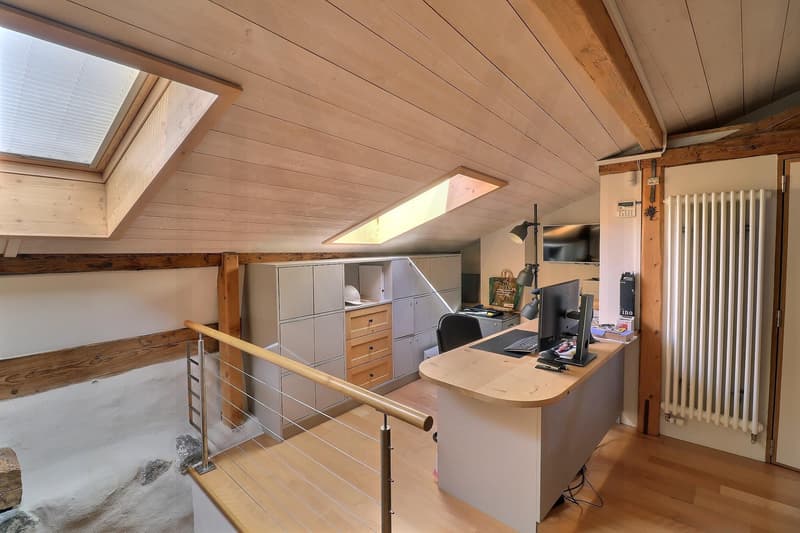 Splendid 15th-century historic building with commercial space and apartments (5)
