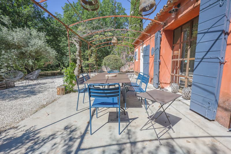 Elégante propriété au charme provençal au coeur du Lubéron, cadre exceptionnel ! (13)