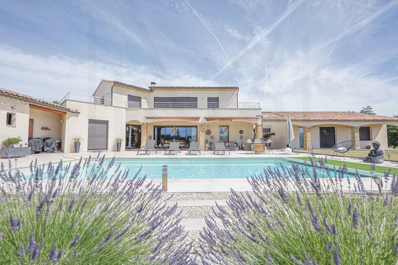 EXZEPTIONELLE MODERNE LUBERON IMMOBILIE MIT PANORAMABLICK Auf dem Herzen des Luberon, nur wenige Minuten von Roussillon entfernt (10)