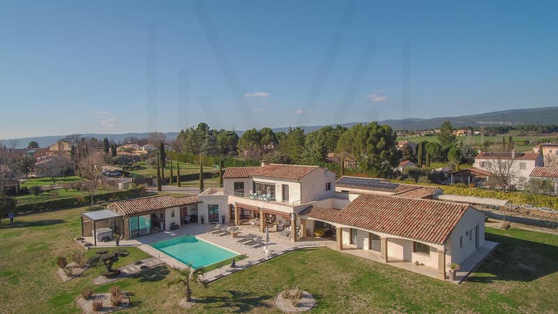 EXZEPTIONELLE MODERNE LUBERON IMMOBILIE MIT PANORAMABLICK Auf dem Herzen des Luberon, nur wenige Minuten von Roussillon entfernt (1)