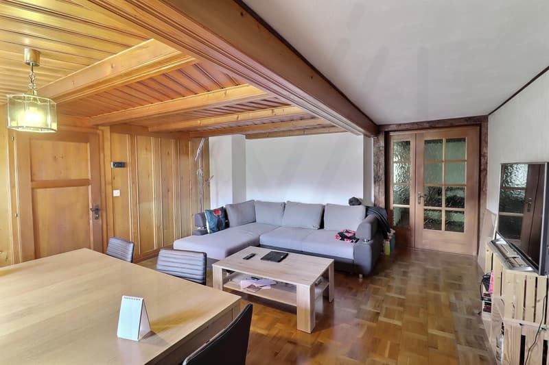Maison gruérienne avec vue sur les montagnes (5)