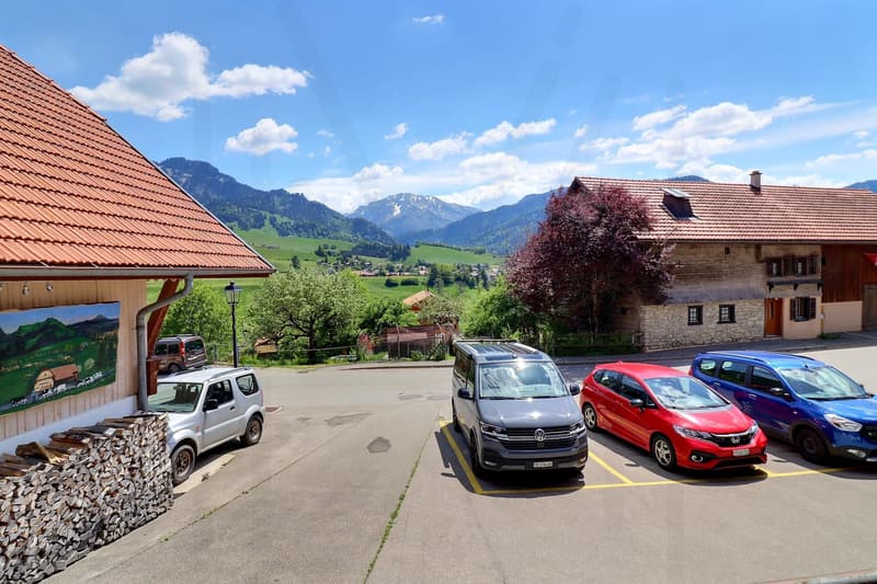 Maison gruérienne avec vue sur les montagnes (12)