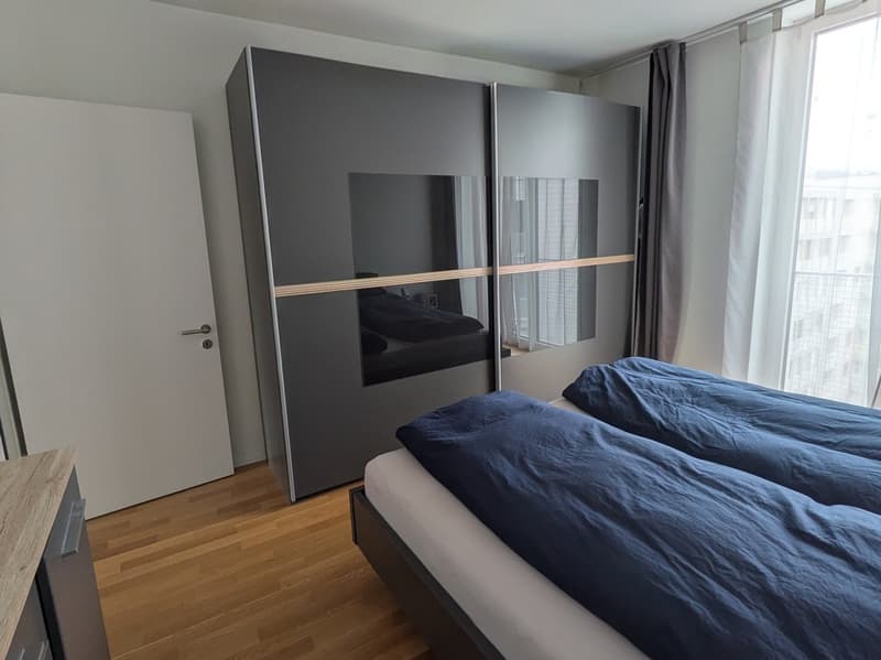 BEFRISTET: 01.09.2026 - 19.12.2026; Moderne möblierte 3.5-Zimmer-Wohnung mit Balkon und Bergsicht (8)