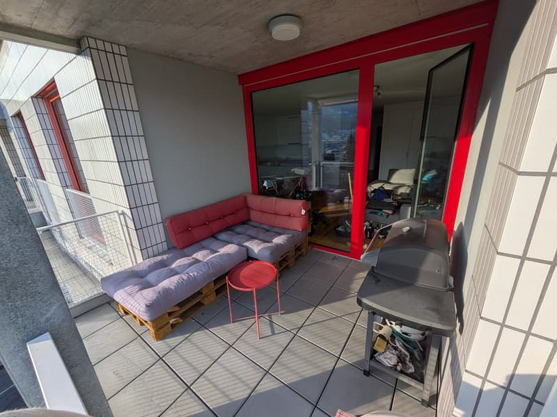 BEFRISTET: 01.09.2026 - 19.12.2026; Moderne möblierte 3.5-Zimmer-Wohnung mit Balkon und Bergsicht (2)