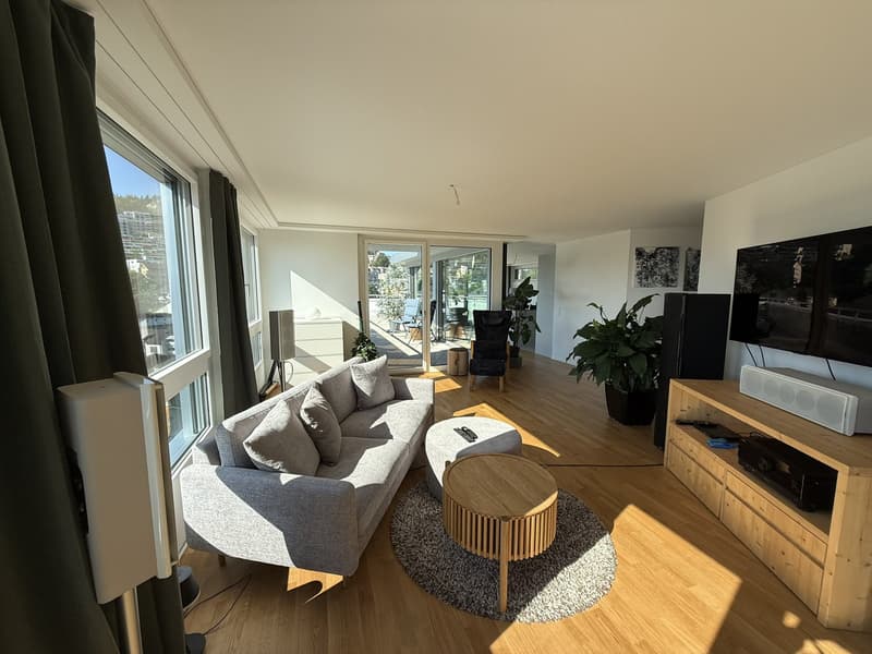 BEFRISTET: 15.07.2026 - 31.12.2026: Möblierte 4.5-Zimmer-Wohnung mit Dachterrasse und Seesicht (2)