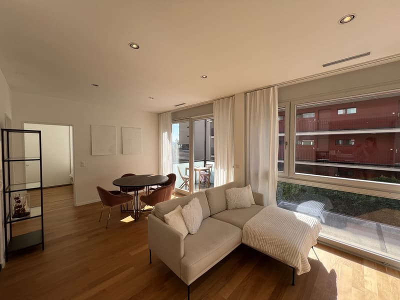 Möblierte 2.5-Zimmer-Wohnung mit Balkon und Seesicht in Zug (4)