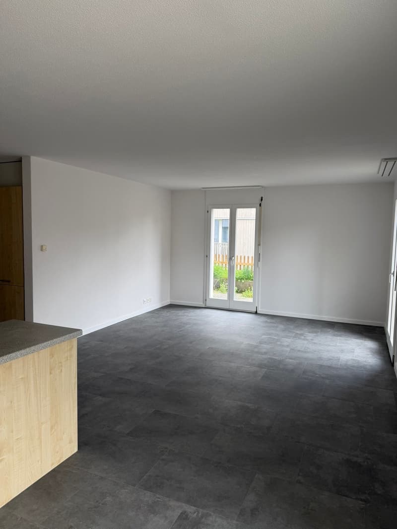 Bright 4-room apartment with garden seating and balcony (3)