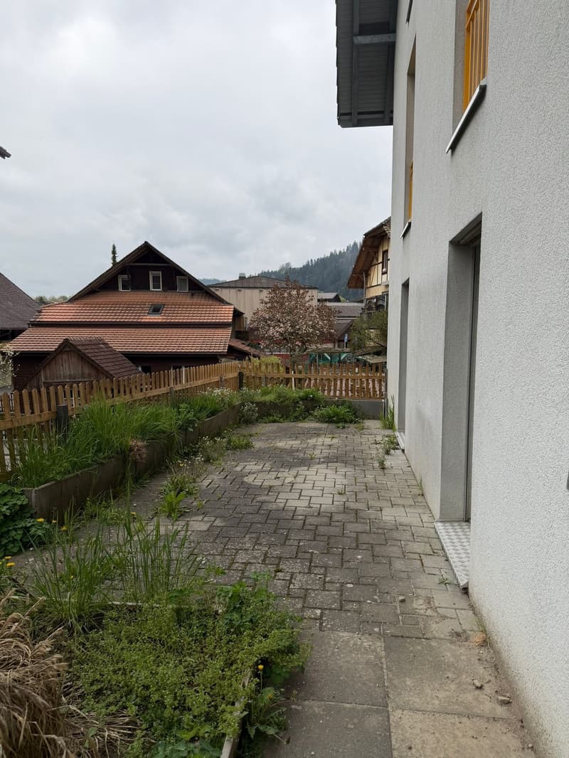 Bright 4-room apartment with garden seating and balcony (10)