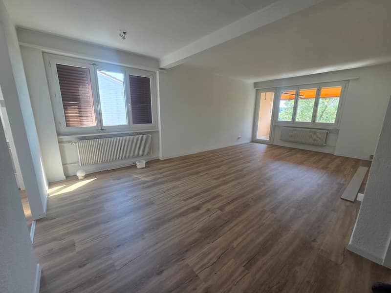 Appartement de 3 pièces entièrement rénové avec balcon et belle vue à Zollikofen (2)
