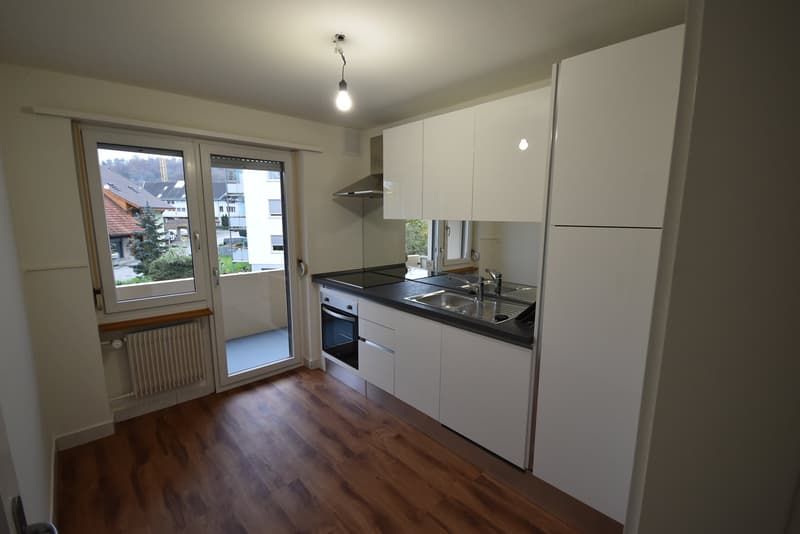 Die Küche auf dem Bild entspricht nicht dem Grundriss der ausgeschriebenen Wohnung. Jedoch sehen die Schränke genau so aus.