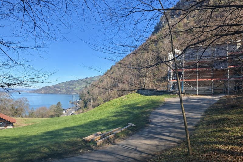 Erstvermietung am Thunersee: 4-Zimmer-Wohnung mit Seesicht, Balkon und Seezugang (2)