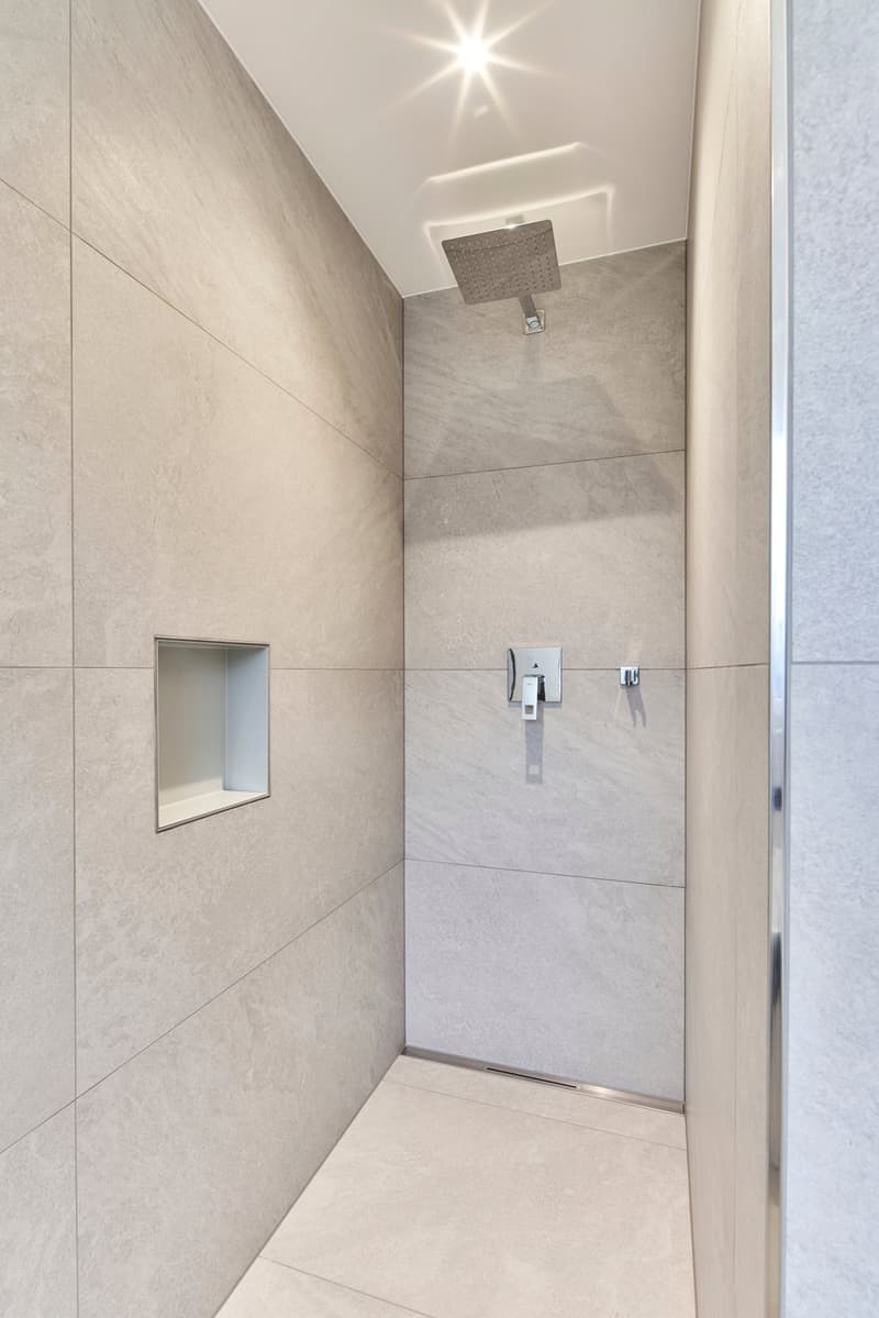 Ultimo appartamento al piano superiore con accesso diretto tramite ascensore & armadi a muro (14)
