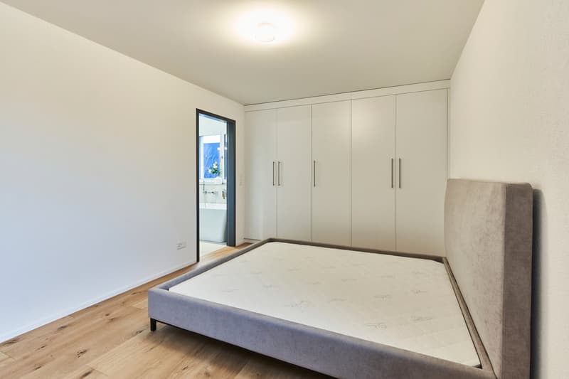 Ultimo appartamento al piano superiore con accesso diretto tramite ascensore & armadi a muro (12)