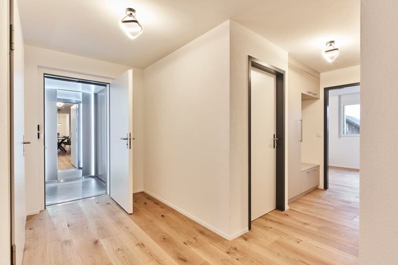 Ultimo appartamento al piano superiore con accesso diretto tramite ascensore & armadi a muro (8)