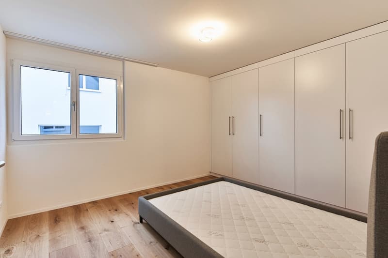 Ultimo appartamento al piano superiore con accesso diretto tramite ascensore & armadi a muro (16)