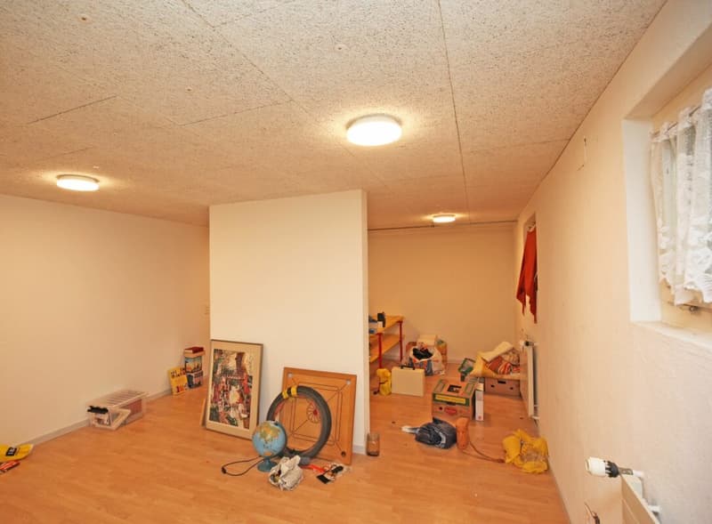 Grosszügiger Bastel- oder Hobbyraum im Untergeschoss (2)