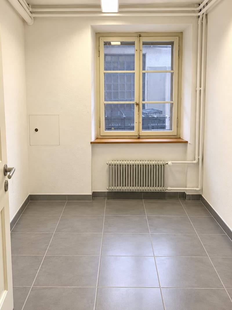 Heller_minimalistischer_Abstellraum_mit_Fenster_1.png