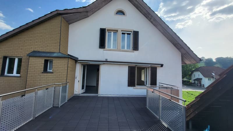 Geräumige 5.5-Zimmer-Dachwohnung mit Terrasse in Muhen (1)