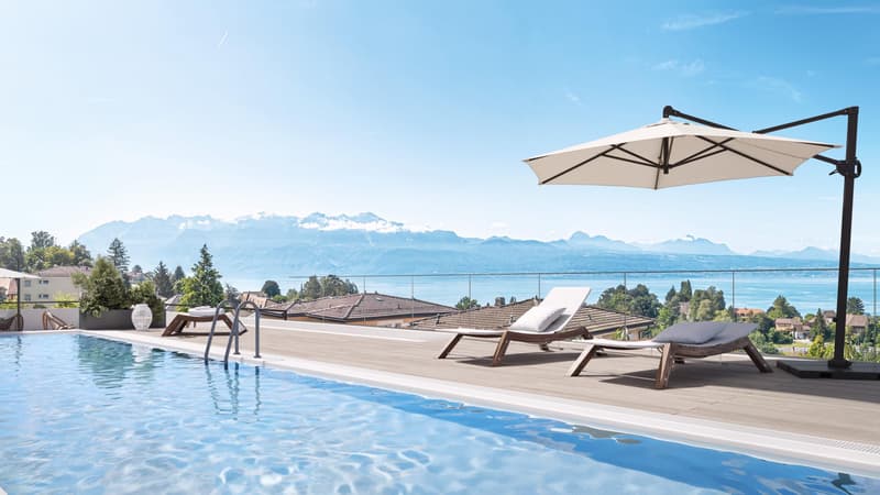 Lake view, just a few steps from the amenities (1)