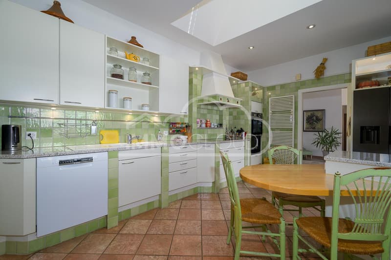An attic with exceptional amenities! (4)