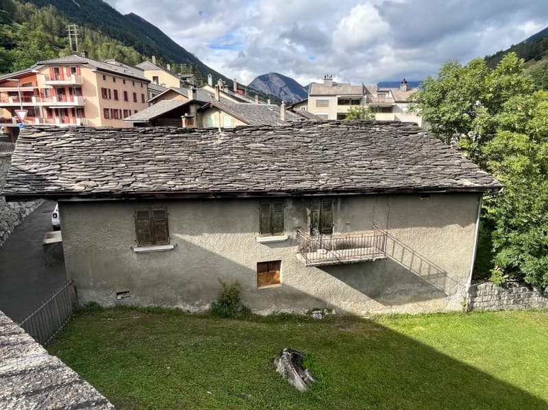 Nel cuore del villaggio di Orsières, casa e fienile da ristrutturare con bella superficie esterna (3)