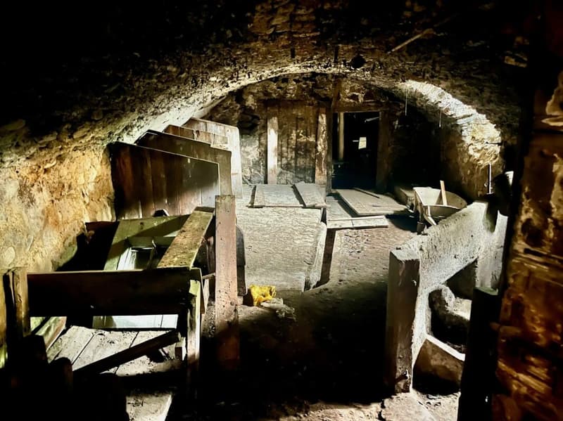 Nel cuore del villaggio di Orsières, casa e fienile da ristrutturare con bella superficie esterna (11)