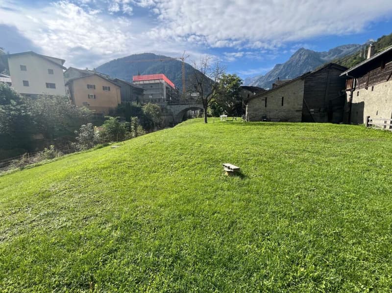 Nel cuore del villaggio di Orsières, casa e fienile da ristrutturare con bella superficie esterna (9)