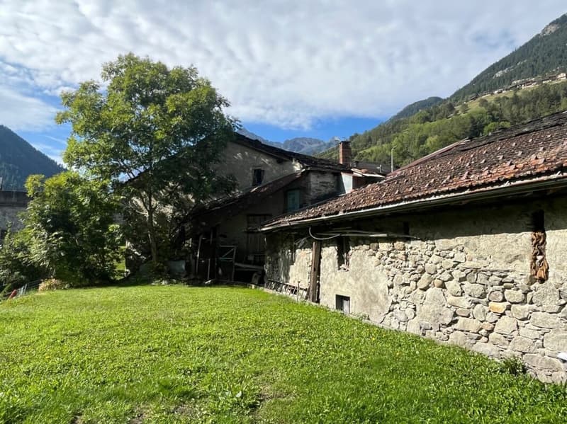 Nel cuore del villaggio di Orsières, casa e fienile da ristrutturare con bella superficie esterna (8)