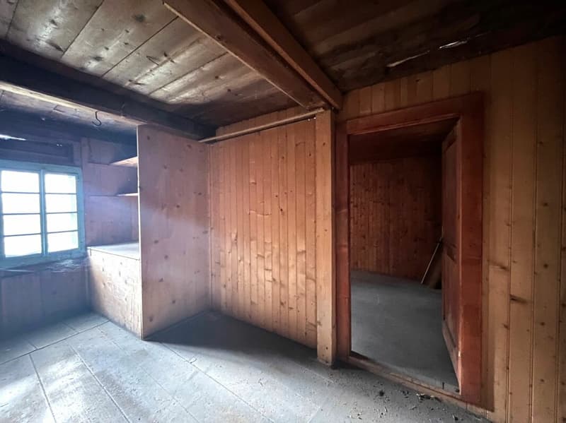 Nel cuore del villaggio di Orsières, casa e fienile da ristrutturare con bella superficie esterna (13)