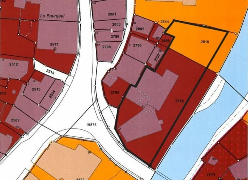 Nel cuore del villaggio di Orsières, casa e fienile da ristrutturare con bella superficie esterna (14)